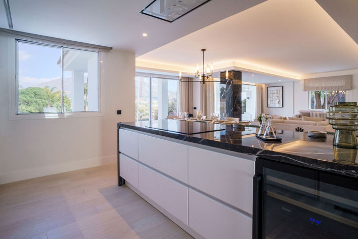 Image No.12-5 Bed Property for sale