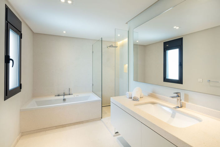 Image No.17-5 Bed Property for sale