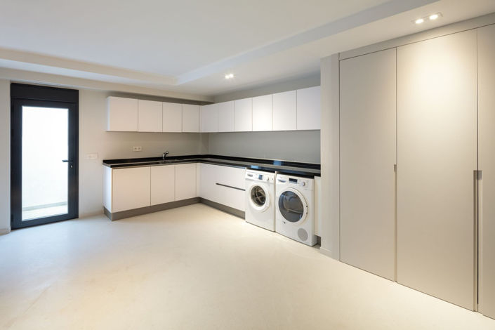 Image No.28-5 Bed Property for sale