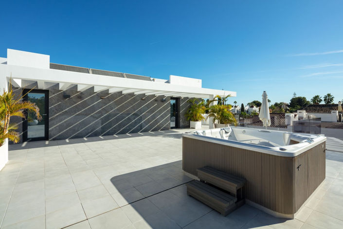 Image No.19-5 Bed Property for sale