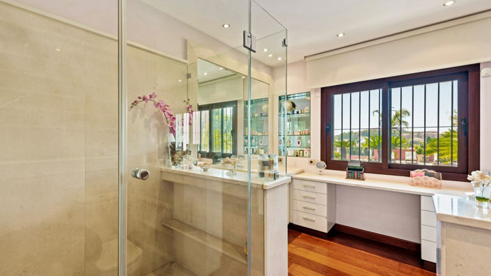 Image No.11-5 Bed Property for sale