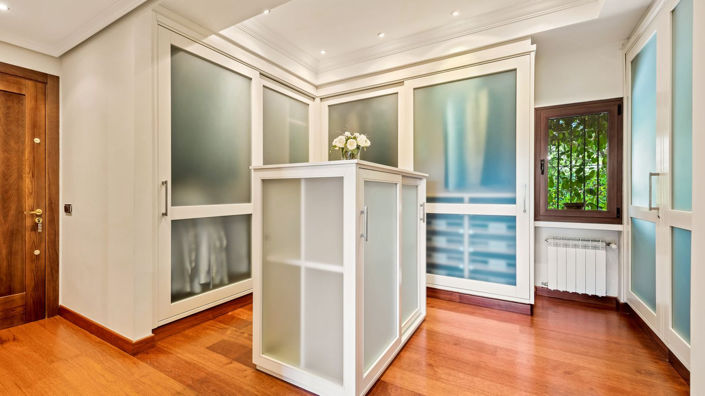 Image No.12-5 Bed Property for sale