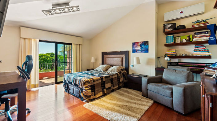 Image No.8-5 Bed Property for sale