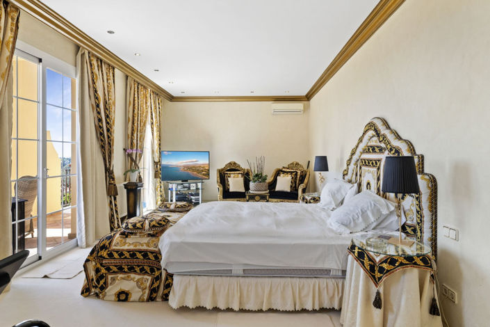 Image No.12-5 Bed Property for sale