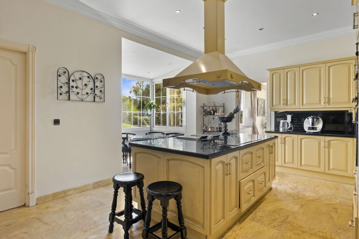 Image No.9-5 Bed Property for sale