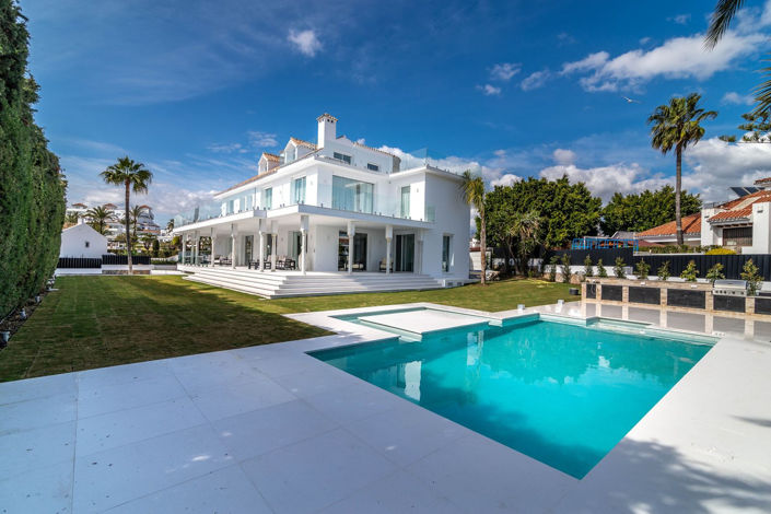 Image No.1-8 Bed Property for sale