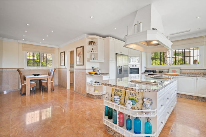 Image No.7-6 Bed Property for sale