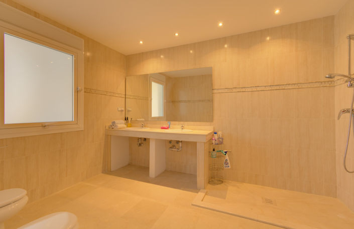 Image No.12-4 Bed Property for sale