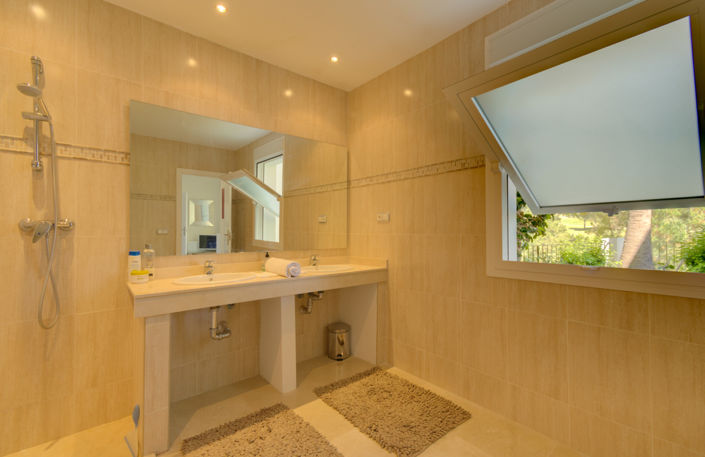 Image No.20-4 Bed Property for sale