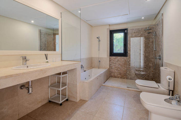 Image No.65-4 Bed Property for sale