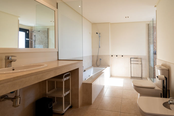 Image No.68-4 Bed Property for sale