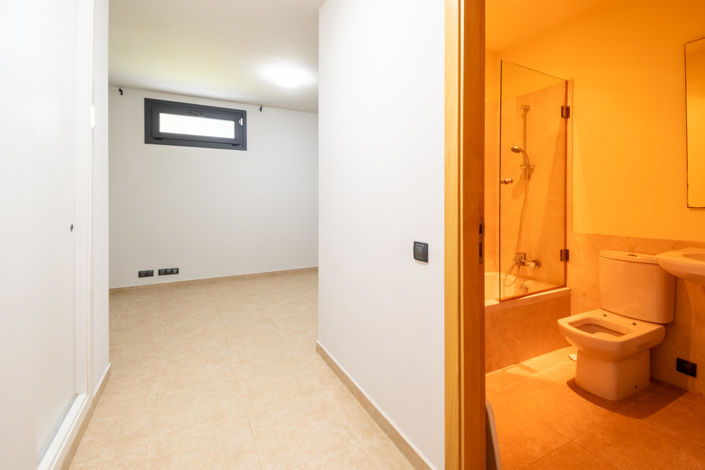 Image No.80-4 Bed Property for sale