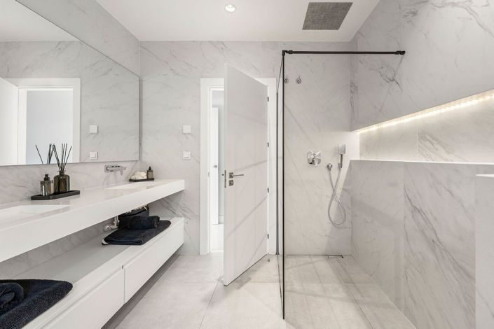 Image No.24-5 Bed Property for sale