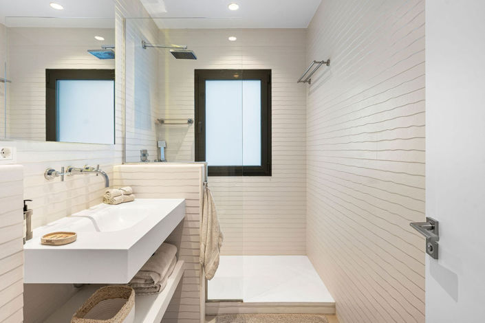 Image No.33-5 Bed Property for sale