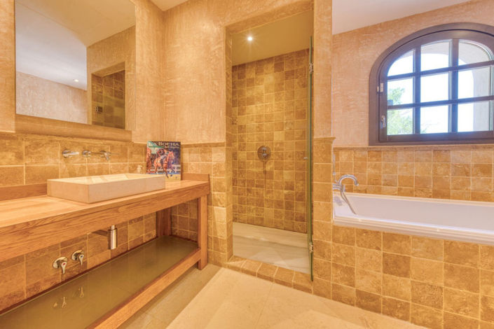 Image No.10-5 Bed Property for sale