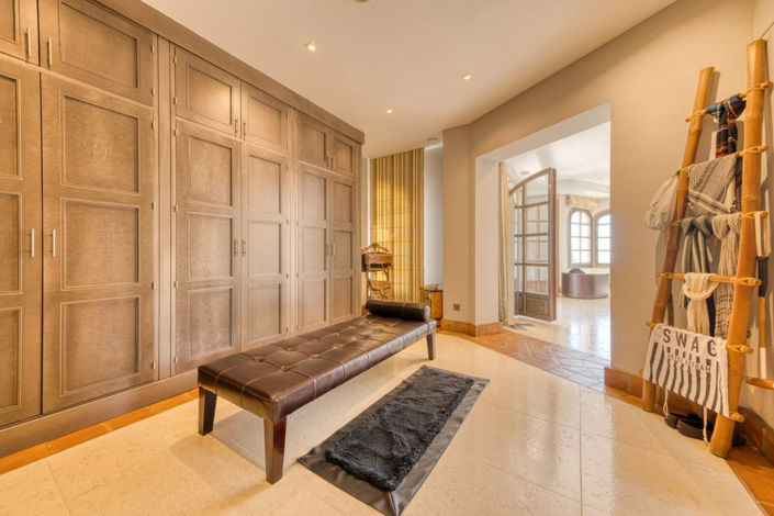 Image No.17-5 Bed Property for sale