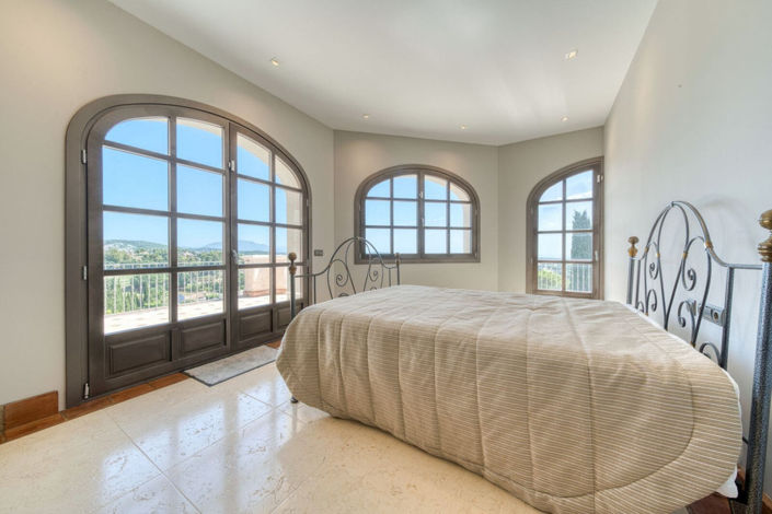 Image No.20-5 Bed Property for sale