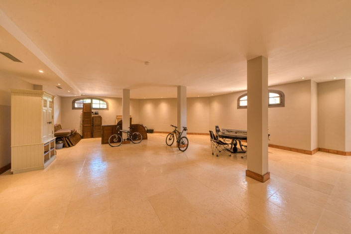 Image No.38-5 Bed Property for sale