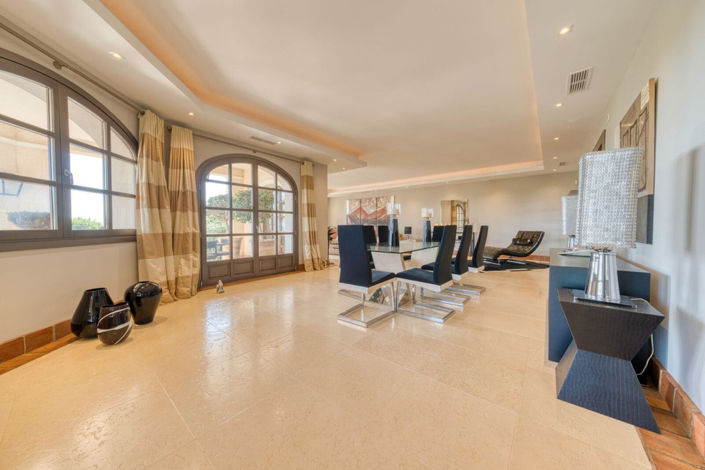 Image No.9-5 Bed Property for sale