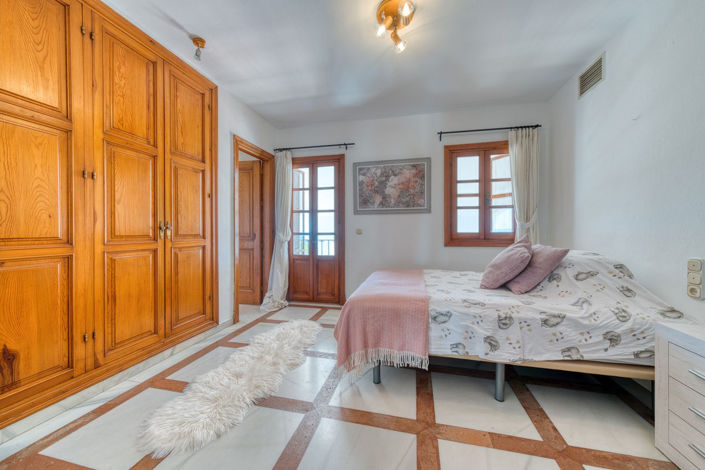 Image No.25-5 Bed Property for sale