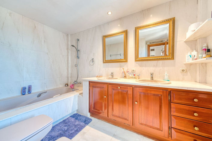 Image No.26-5 Bed Property for sale