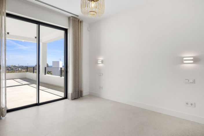 Image No.10-5 Bed Property for sale