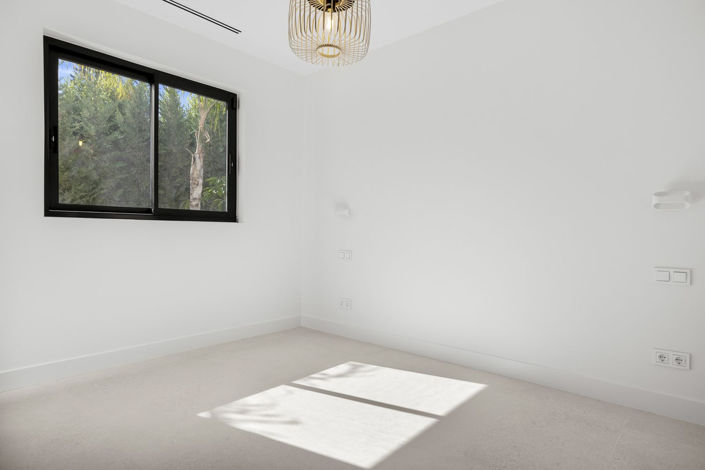 Image No.17-5 Bed Property for sale