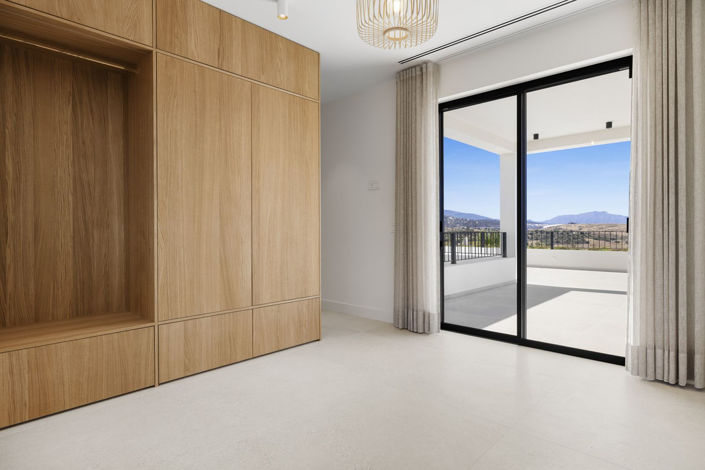 Image No.26-5 Bed Property for sale