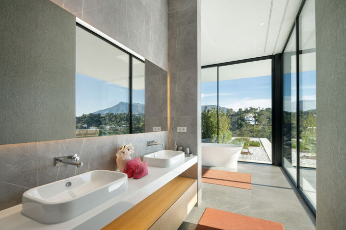 Image No.33-8 Bed Property for sale