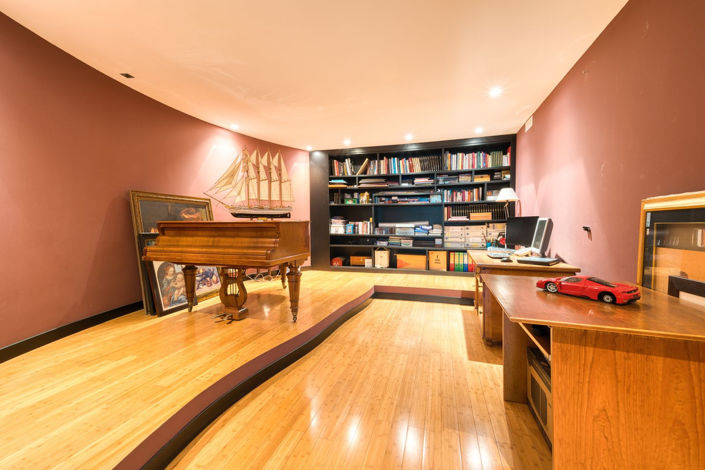 Image No.10-6 Bed Property for sale