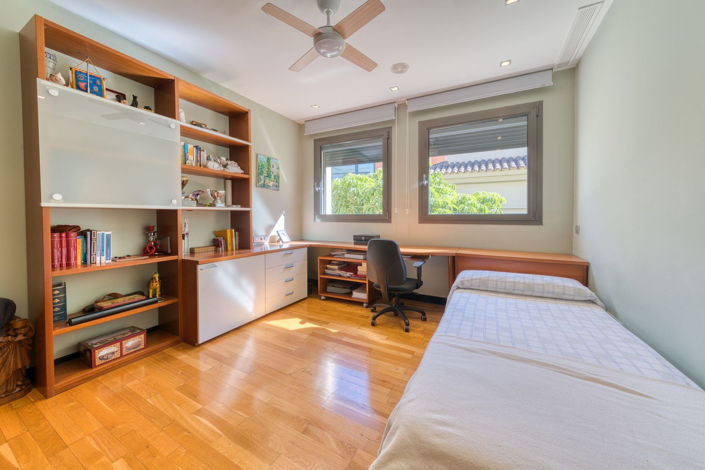 Image No.21-6 Bed Property for sale