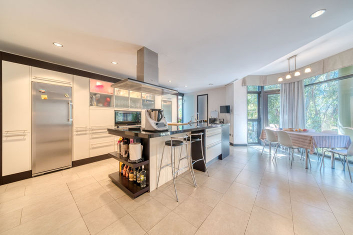 Image No.28-6 Bed Property for sale