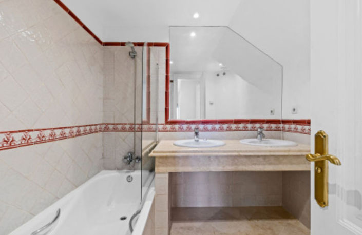 Image No.21-3 Bed Property for sale