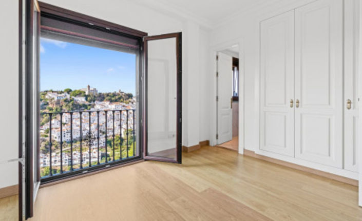 Image No.23-3 Bed Property for sale