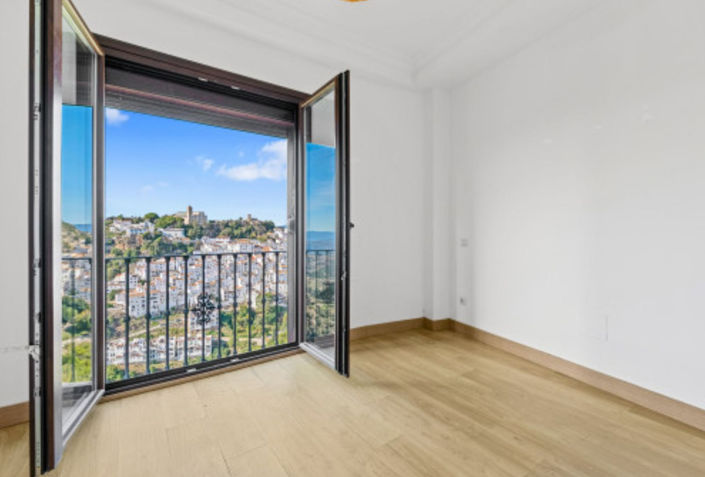 Image No.7-3 Bed Property for sale