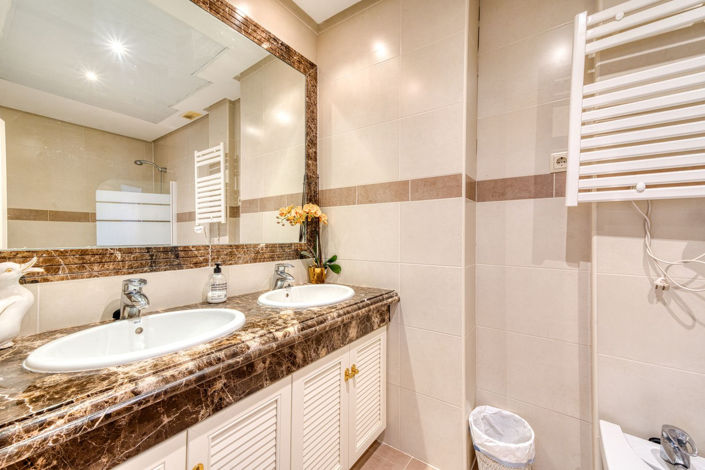 Image No.20-3 Bed Property for sale