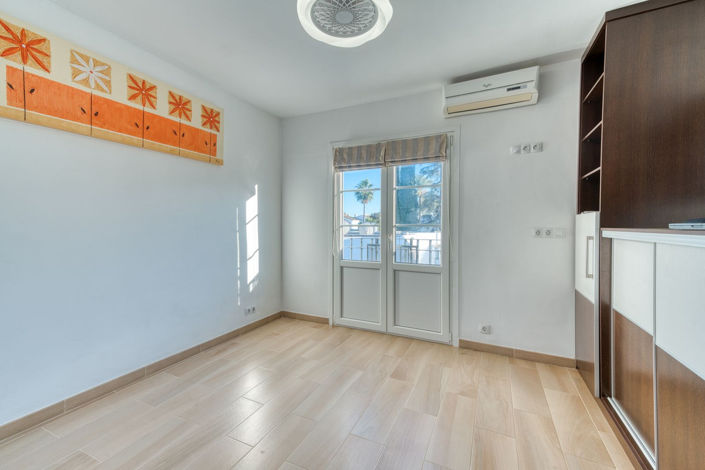 Image No.10-2 Bed Property for sale