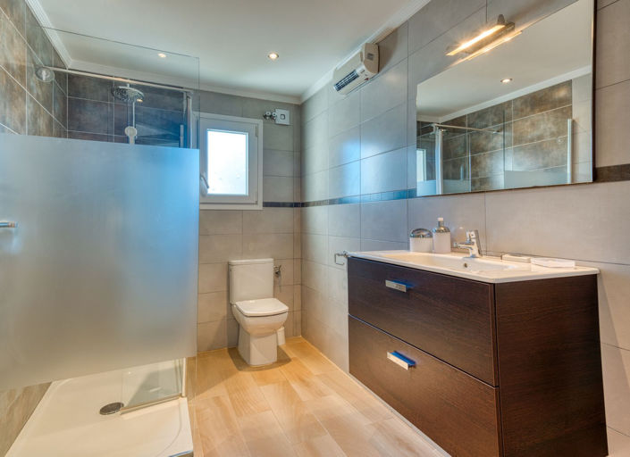 Image No.12-2 Bed Property for sale