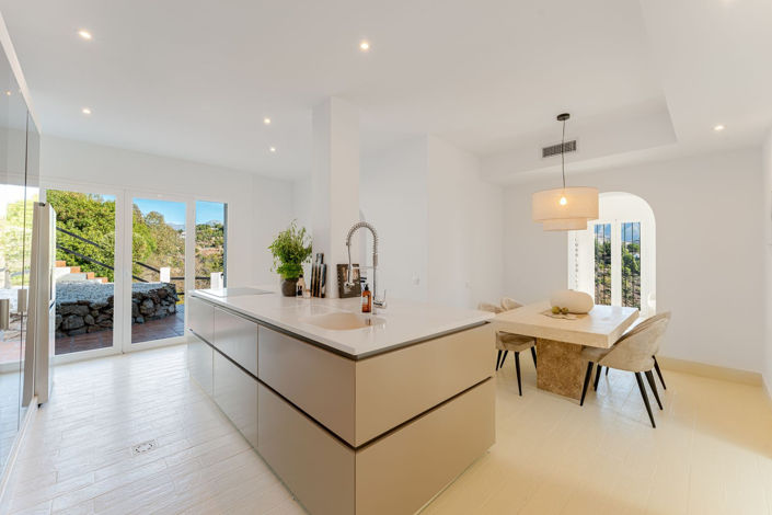 Image No.22-6 Bed Property for sale