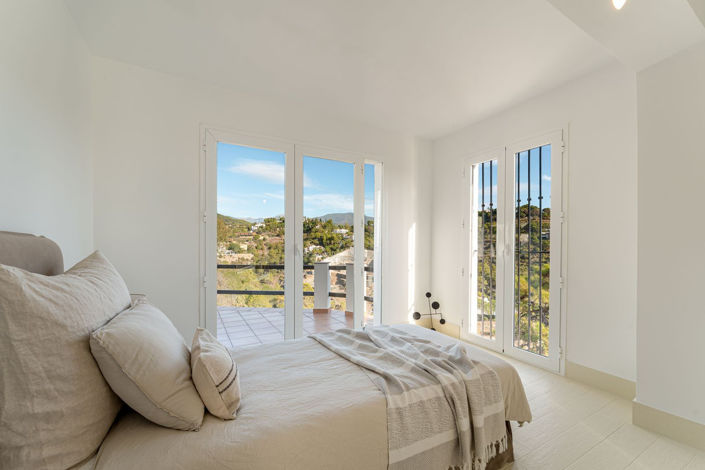 Image No.26-6 Bed Property for sale