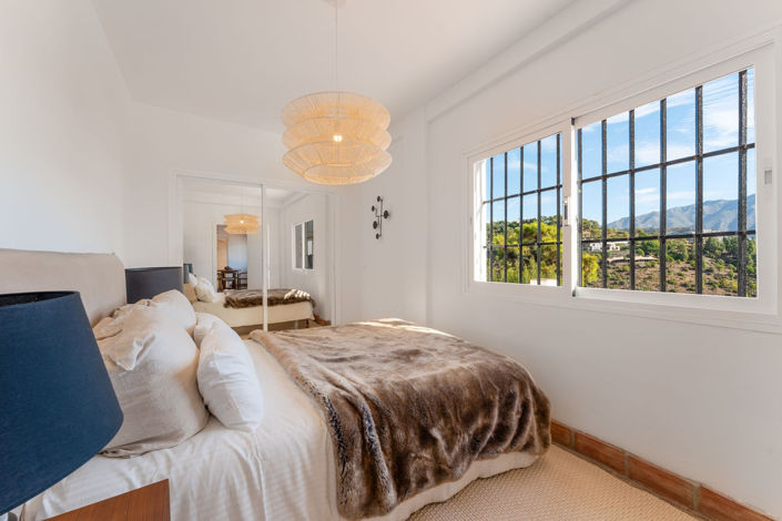 Image No.30-6 Bed Property for sale