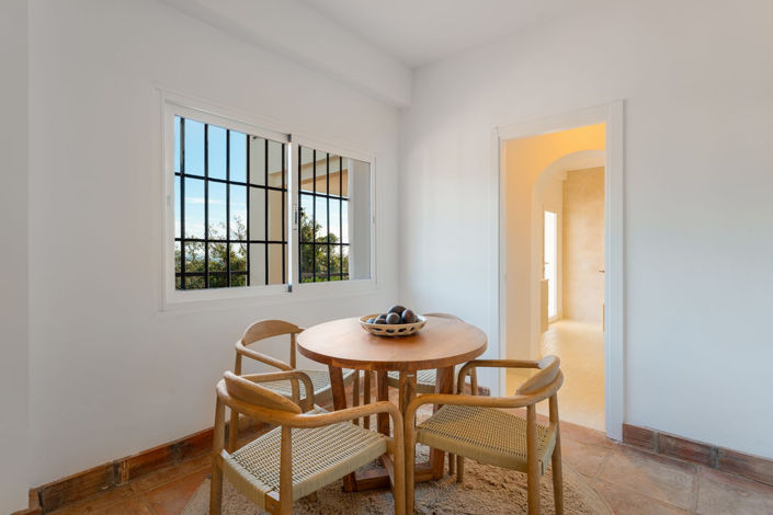 Image No.32-6 Bed Property for sale