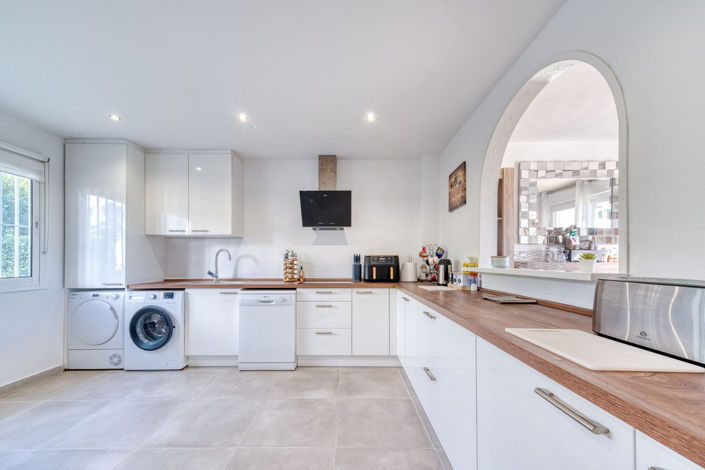 Image No.10-3 Bed Property for sale