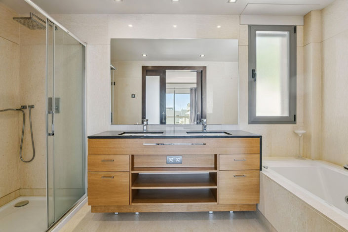 Image No.10-2 Bed Property for sale