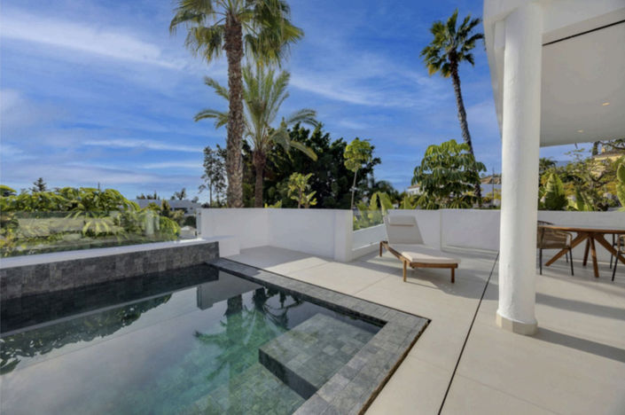 Image No.1-5 Bed Property for sale