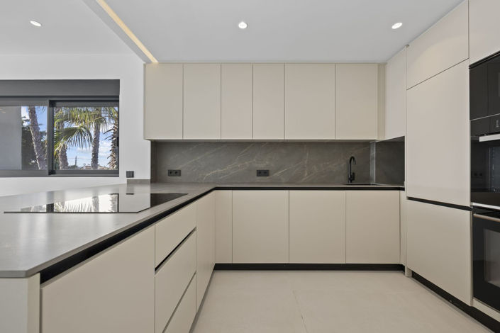 Image No.22-5 Bed Property for sale