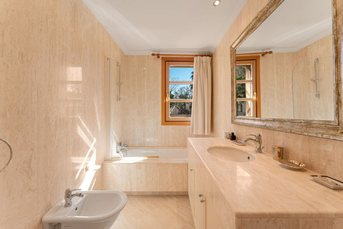 Image No.15-5 Bed Property for sale