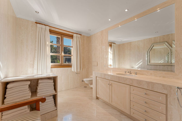 Image No.21-5 Bed Property for sale