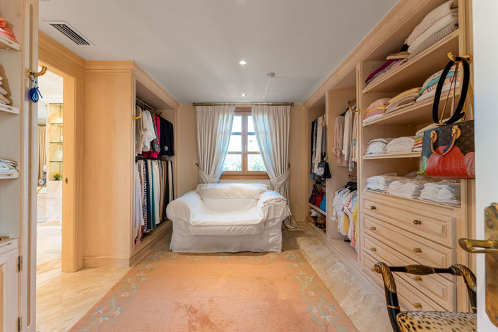 Image No.23-5 Bed Property for sale