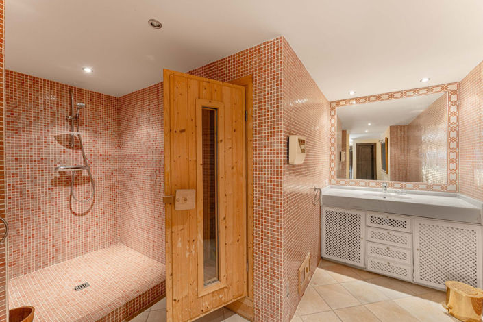 Image No.25-5 Bed Property for sale